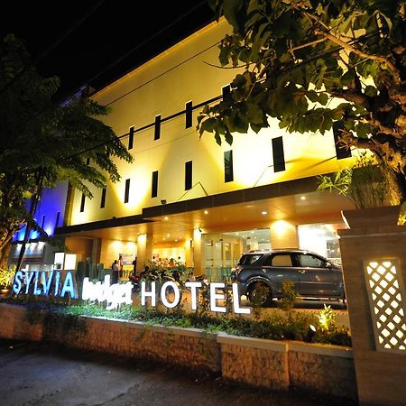 Sylvia Hotel Budget Kupang (East Nusa Tenggara) Exterior foto