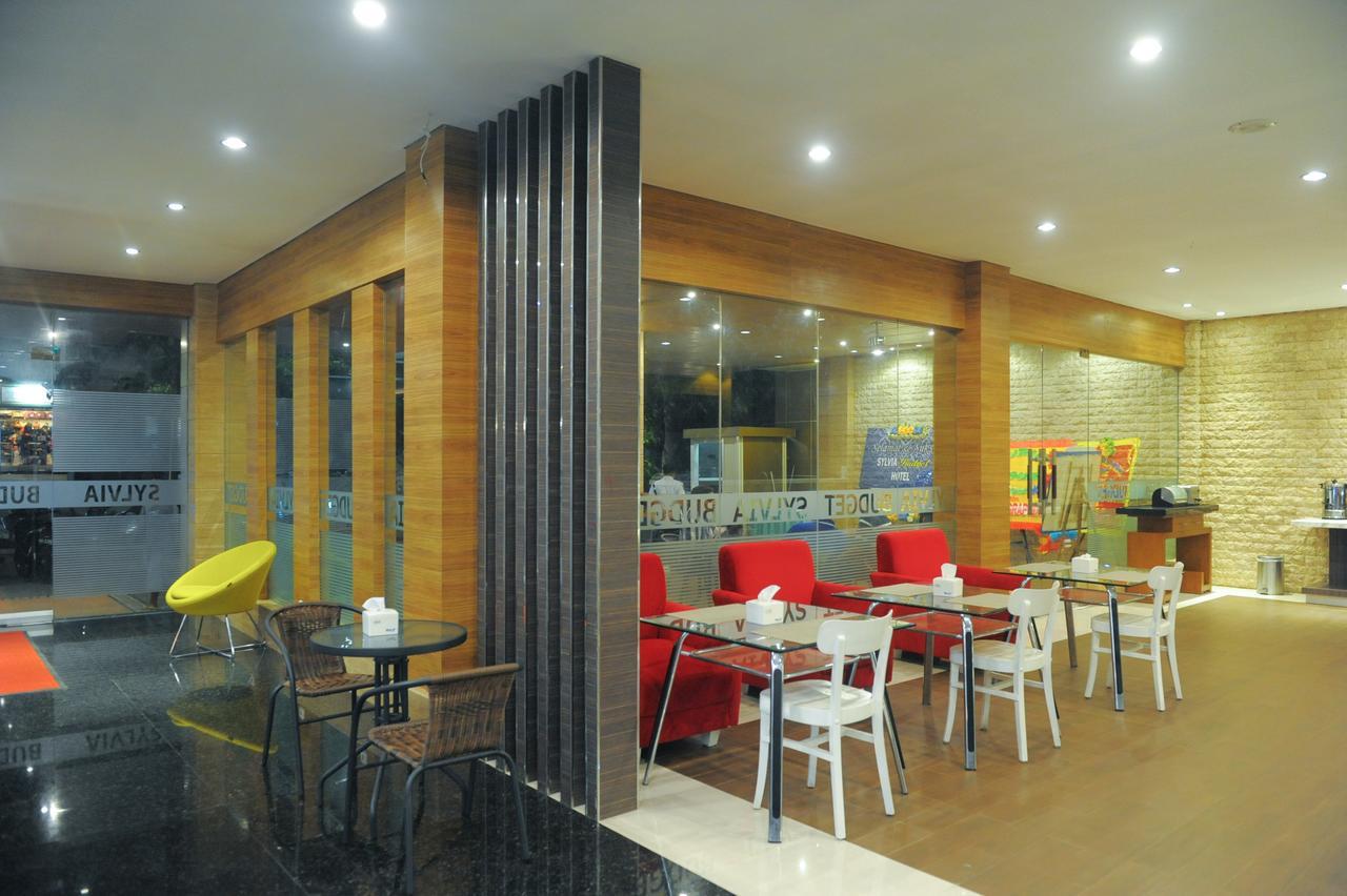 Sylvia Hotel Budget Kupang (East Nusa Tenggara) Exterior foto