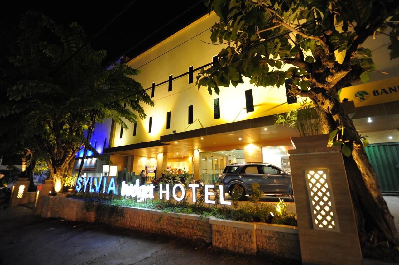 Sylvia Hotel Budget Kupang (East Nusa Tenggara) Exterior foto