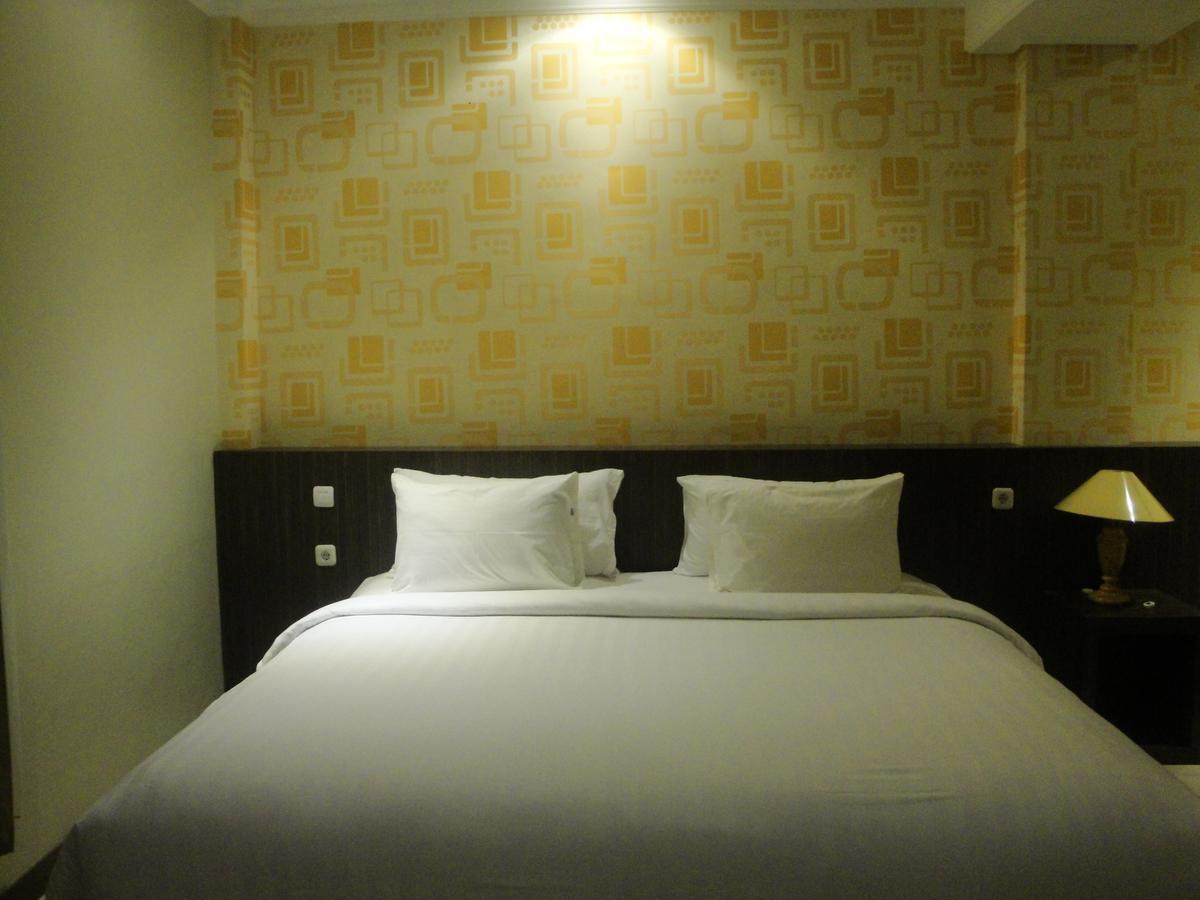 Sylvia Hotel Budget Kupang (East Nusa Tenggara) Exterior foto